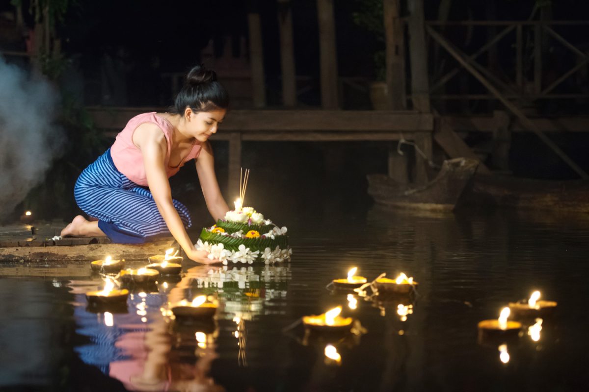 Perayaan Loy Krathong di Sungai Chao Phraya, Bangkok, 2025